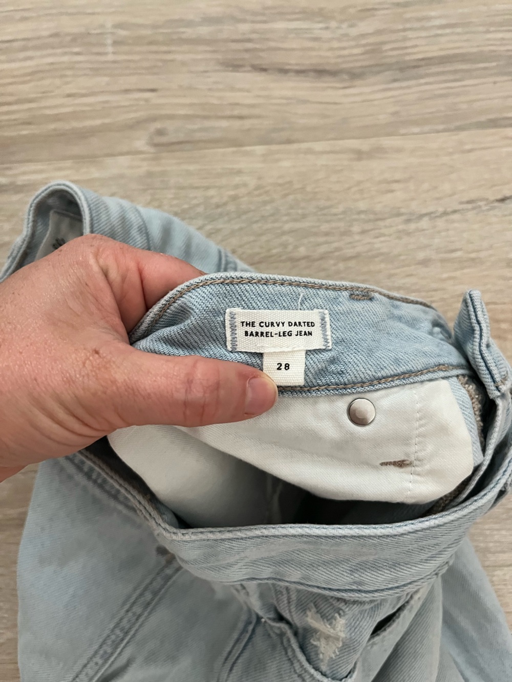 Madewell Women’s The Curvy Darted Barrel-Leg Jean in Airy Denim Laguna Wash - 28 - Picture 5 of 9